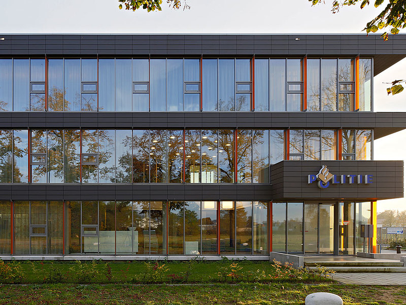 Facade in transom-mullion construction and glazed entrance doors in steel with thermal break. Profile systems: forster thermfix vario and forster unico.
Police station Doetinchem, The Netherlands