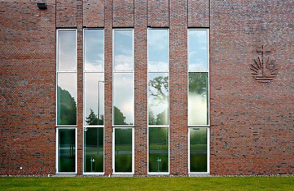 Porte e vetrature di acciaio a taglio termico. I sistemi di profili usati sono forster unico e forster thermfix vario.
Chiesa neo-apostolica di Rostock, Germania