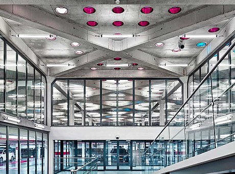 Grossflächige Brandschutzverglasungen und Brandschutztüren in der Parkgarage "Parking de la Gare" in Nancy, Frankreich. Die schlanken Konstruktionen wurden mit den Profilsysteman aus Stahl forster fuego light und forster presto erstellt.