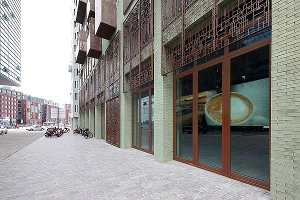 Thermally insulated glazed entrance doors and glazing in steel.
Profile system: forster unico
Iidock Shops and Apartments, Amsterdam