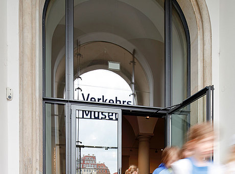 Einbruchhemmende Elemente mit Wärmedämmung im Eingangsbereich mit Blick auf die Ausstellung.
Verkehrsmuseum, Dresden
