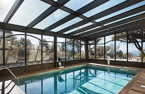 Vetratura ad isolamento termico intorno alla piscina. Profili in acciaio forster unico. Hotel e SPA "Bastide de Tourtour" in Francia.