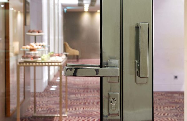 Porte vetrate tagliafuoco EI30 in acciaio inox. Le porte sono costruite di profili di acciaio forster fuego light. 
Hotel Waldorf Astoria, Berlino