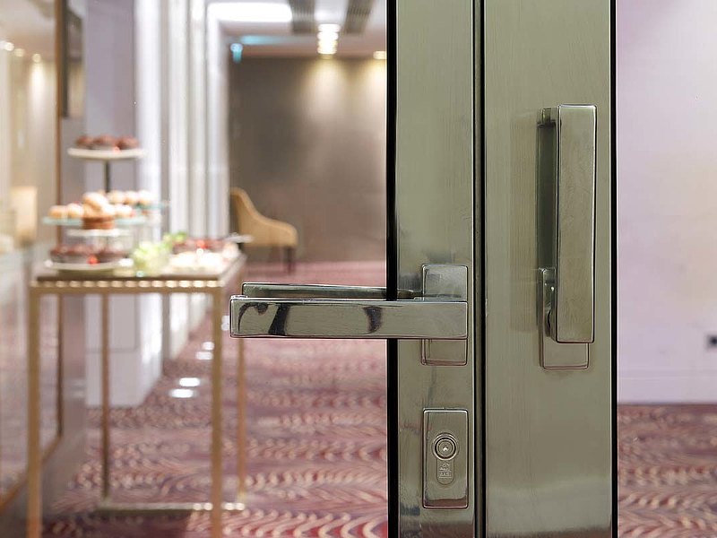 Porte vetrate tagliafuoco EI30 in acciaio inox. Le porte sono costruite di profili di acciaio forster fuego light. 
Hotel Waldorf Astoria, Berlino