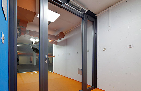 Verglaste EI30 Brandschutztür aus Stahl von forster fuego light. Einflügelige Tür mit zwei Seitenteilen und Rundprofil als Schutz gegen Einklemmgefahr der Finger. 