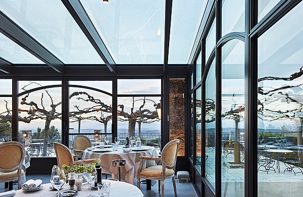 Vetratura ad isolamento termico intorno alla sala da pranzo. Profili in acciaio forster unico. Hotel e SPA "Bastide de Tourtour" in Francia.