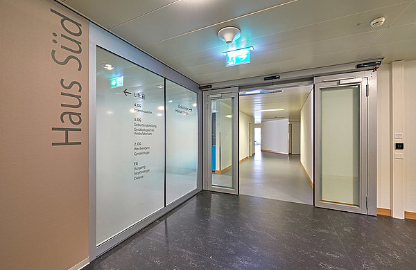 Automatic fire-resistant sliding doors forster fuego light with integrated escape-route function use the given area optimally, because two functions are installed in one element to save space.
Hospital Langenthal, Switzerland