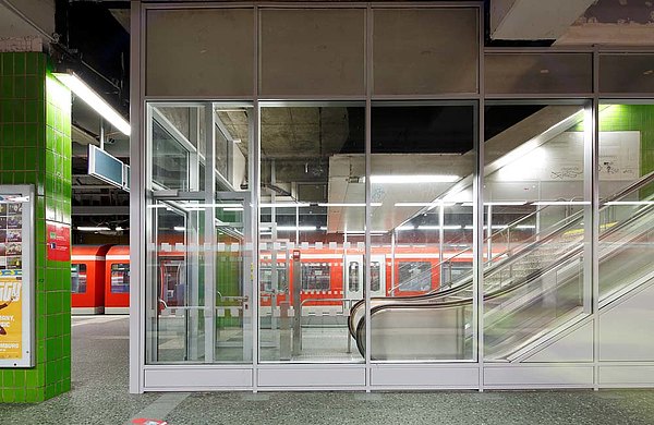 Fire-rated glazed doors and screens in steel. The used profile systems are forster fuego light for the doors and forster thermfix vario for the screens.
Railway station Altona, Germany