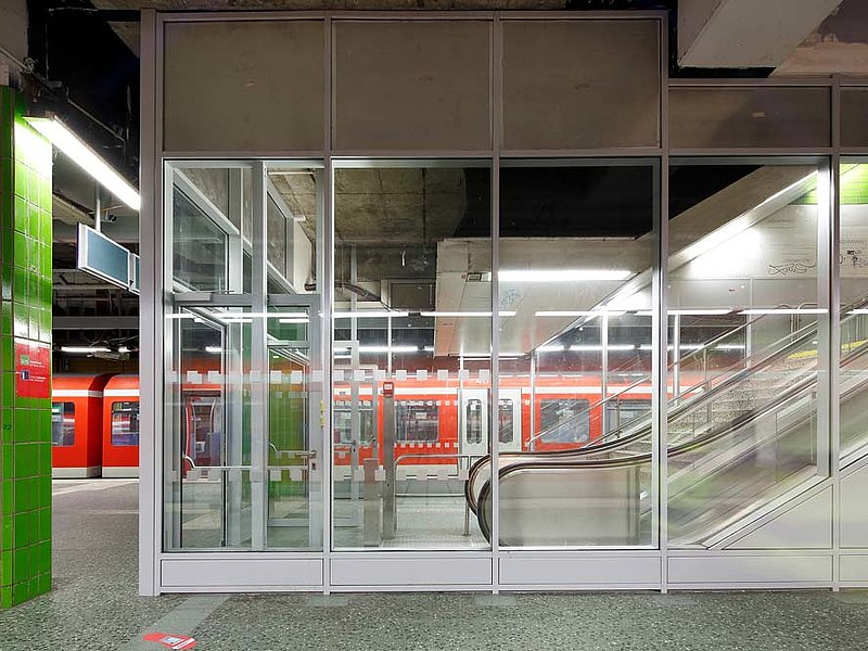 Fire-rated glazed doors and screens in steel. The used profile systems are forster fuego light for the doors and forster thermfix vario for the screens.
Railway station Altona, Germany