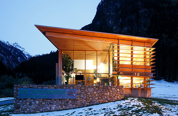 Fassade aus Stahl mit Holzvergleidung, forster thermfix light
Haus Naturpark Zillertaler Alpen