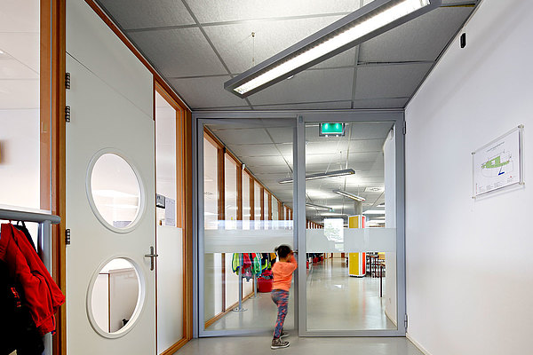 Fire-rated glazed steel doors EW60. Used profile system is forster presto.
School De Dukdalf, The Netherlands