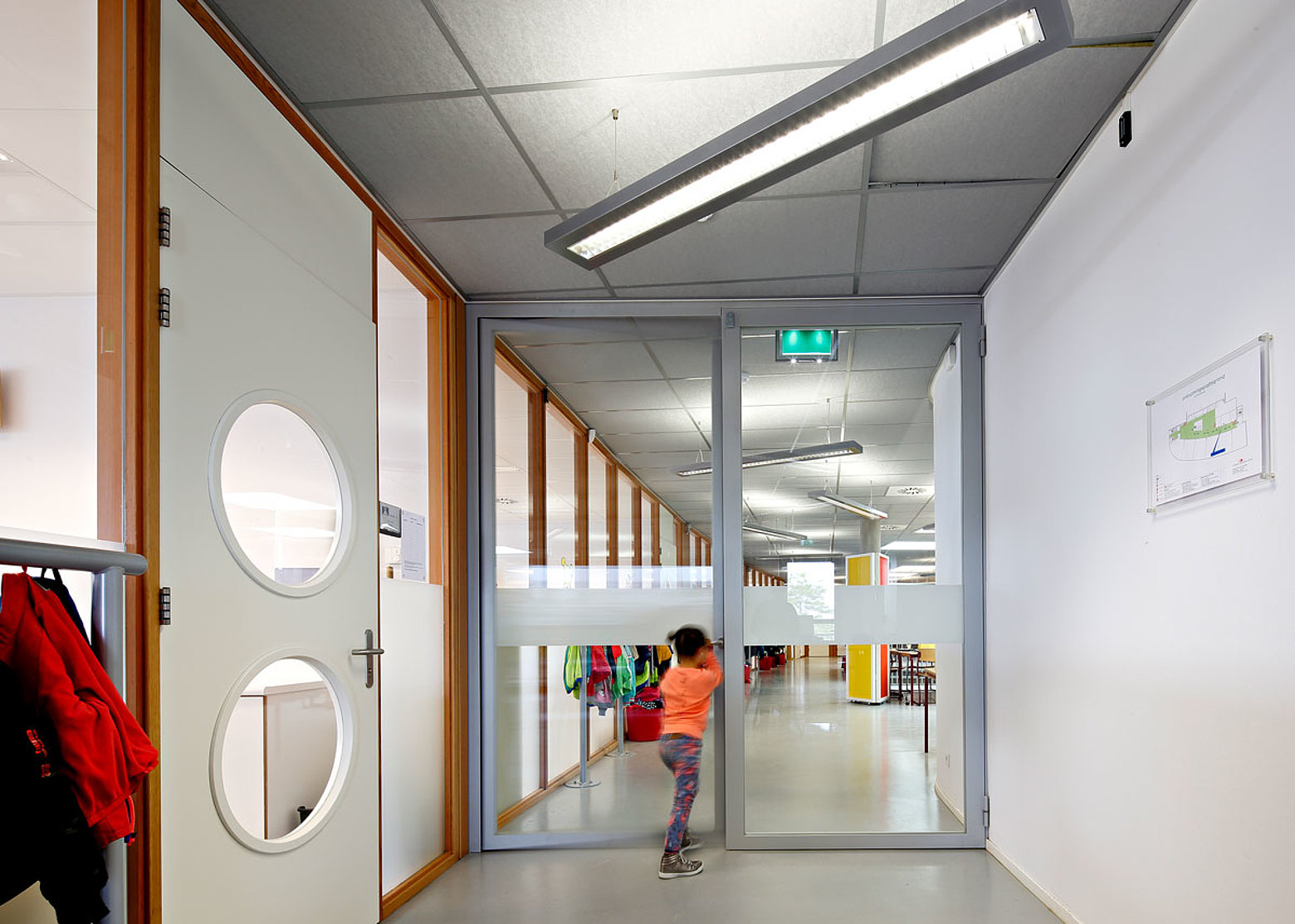 Fire-rated glazed steel doors EW60. Used profile system is forster presto.
School De Dukdalf, The Netherlands