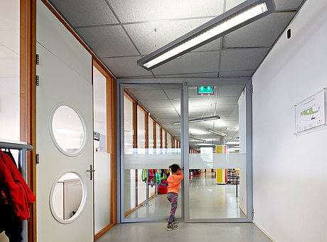 Fire-rated glazed steel doors EW60. Used profile system is forster presto.
School De Dukdalf, The Netherlands