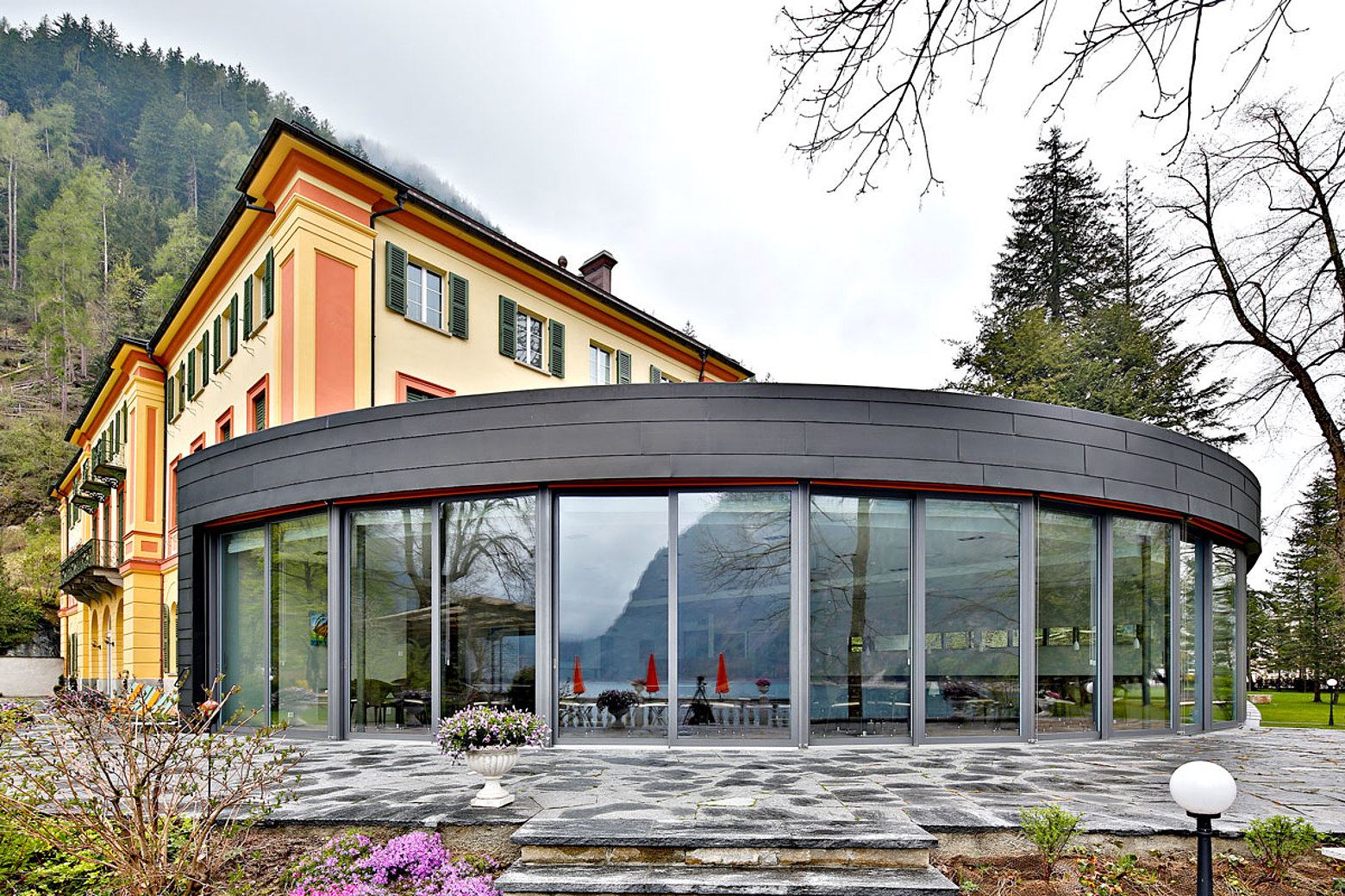 Thermally insulated lift-up sliding doors and transom-mullion facade in steel.
System: forster unico and forster thermfix light
Hotel Le Prese, Switzerland