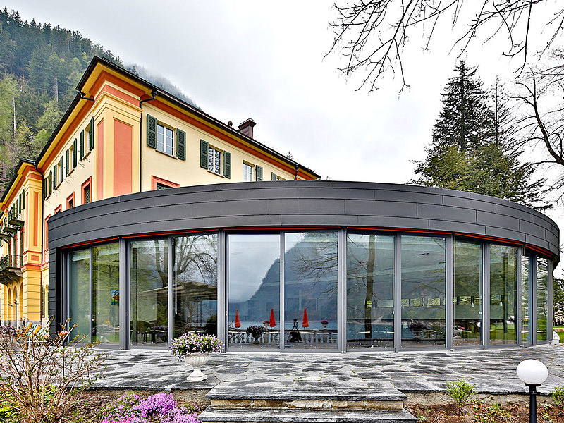 Thermally insulated lift-up sliding doors and transom-mullion facade in steel.
System: forster unico and forster thermfix light
Hotel Le Prese, Switzerland