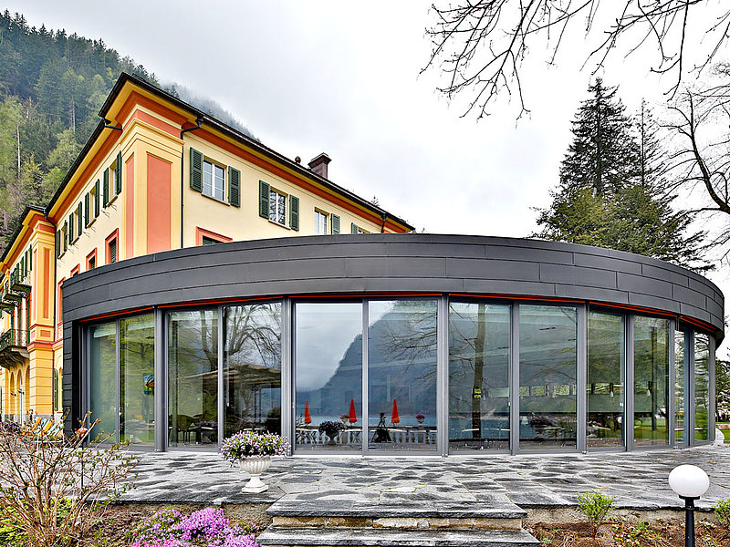 Hebe-Schiebetüren und Pfosten-Riegel Fassade aus Stahl mit Wämedämmung.
System: forster unico und forster thermfix light
Hotel Le Prese, Schweiz