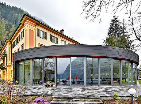 Hebe-Schiebetüren und Pfosten-Riegel Fassade aus Stahl mit Wämedämmung.
System: forster unico und forster thermfix light
Hotel Le Prese, Schweiz