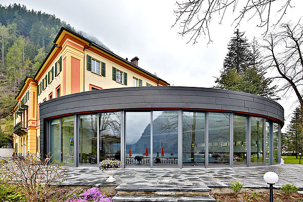 Thermally insulated lift-up sliding doors and transom-mullion facade in steel.
System: forster unico and forster thermfix light
Hotel Le Prese, Switzerland