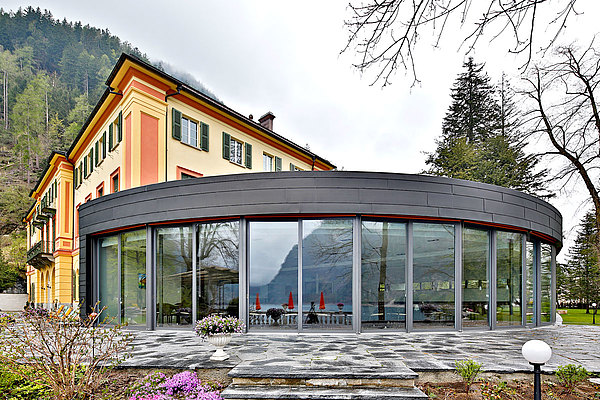 Hebe-Schiebetüren und Pfosten-Riegel Fassade aus Stahl mit Wämedämmung.
System: forster unico und forster thermfix light
Hotel Le Prese, Schweiz