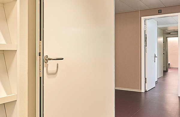 Flush to floor fire-resistant sheet metal door forster fuego light enable niche-like installation for lounges and meeting rooms.
Hospital Langenthal, Switzerland