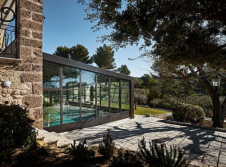 Vitrage a rupture thermique autour de la piscine. Profilés en acier forster unico. Hôtel et SPA "Bastide de Tourtour" en France.