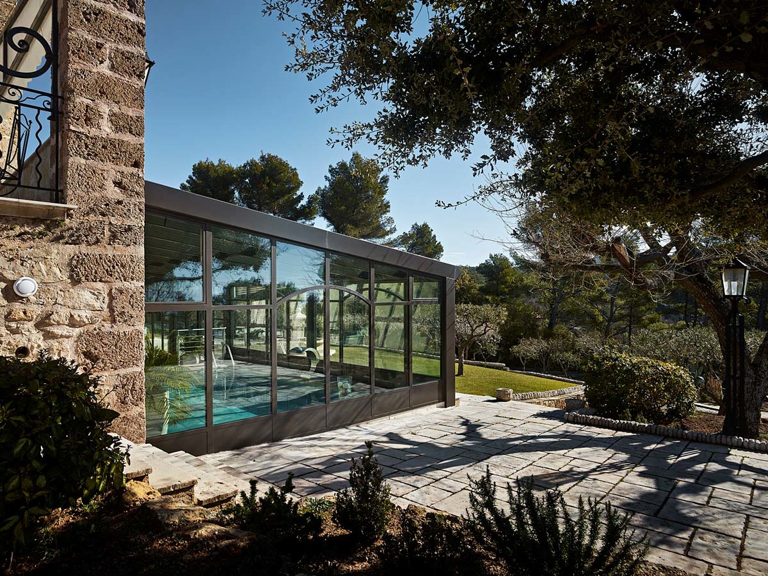 Vitrage a rupture thermique autour de la piscine. Profilés en acier forster unico. Hôtel et SPA "Bastide de Tourtour" en France.