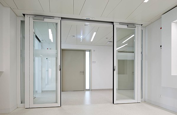 fire-rated double leaf sliding door EI30 with screen abutment and escape route function.
Used system: forster fuego light
Hospital Münsterlingen, Switzerland