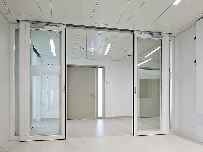 fire-rated double leaf sliding door EI30 with screen abutment and escape route function.
Used system: forster fuego light
Hospital Münsterlingen, Switzerland