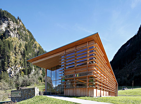 Fassade aus Stahl mit Holzvergleidung, forster thermfix light
Haus Naturpark Zillertaler Alpen
