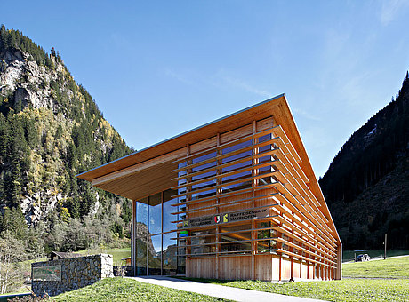 facciata ad isolazione termica con copertura di legno, forster thermfix light
Parco Naturale delle Alpi Zillertal