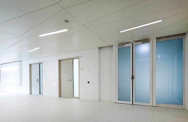 Fire-rated doors EI30 as glazed sliding doors with escape route function or as doors with steel frame and wooden door leaf.
System: forster fuego light
Hospital Münsterligen, Switzerland