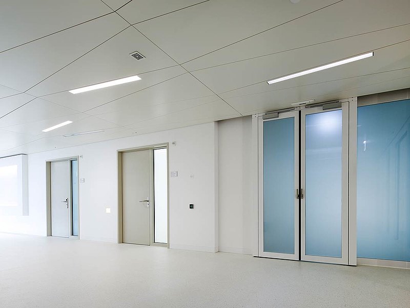 Fire-rated doors EI30 as glazed sliding doors with escape route function or as doors with steel frame and wooden door leaf.
System: forster fuego light
Hospital Münsterligen, Switzerland