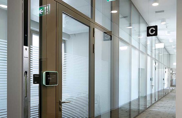 Brandschutztüren und Verglasungen EI30 und EI60 beim Eingang / Ausgang zur Garage, forster fuego light 
Westlink, Zurich