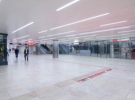 Vetrate tagliafuoco con giunti EI30 e EI60 e porte vetrate EI30 in acciaio inox. 
Sistema di profili: forster fuego light
Passaggio Karlsplatz, Vienna