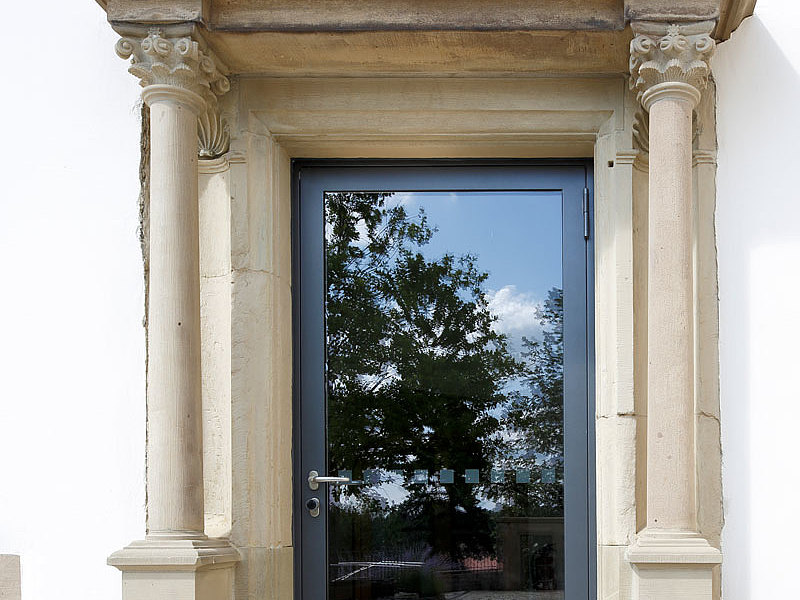 Porta d'ingresso vetrata in acciaio a taglio termico.
Sistema: forster unico
Castello Greckenschloss, Germania