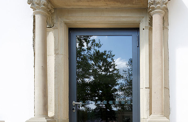 Porta d'ingresso vetrata in acciaio a taglio termico.
Sistema: forster unico
Castello Greckenschloss, Germania