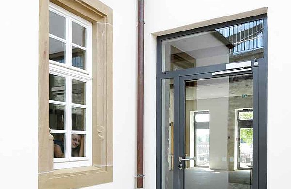 Wärmegedämmte verglaste Eingangstür aus Stahl.
System: forster unico
Greckenschloss, Deutschland
