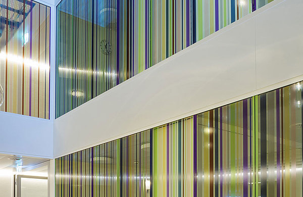 Fire-rated butt-joint glazing with colorful film stripes. Profile system in steel forster fuego light EI60.
Hospital Langenthal, Switzerland