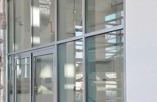 British Petroleum Central Processing Facility Gate House & Training
Double leaf doors and glazing with thermal break made of forster unico and thermfix vario steel profiles.
