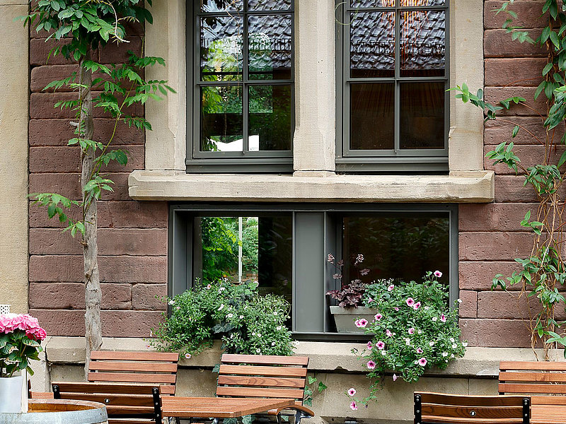 Fenêtres et vitrages à isolation thermique, en partie avec vitrages cintrés, forster unico
Restaurant Leopold, DE
