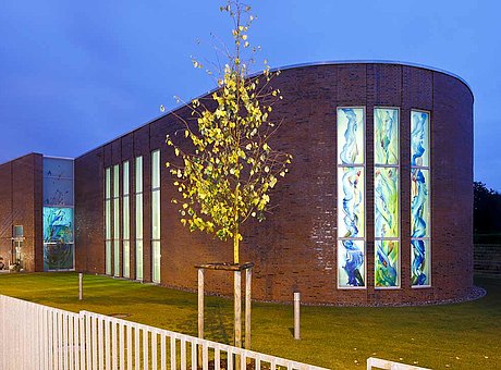 Wärmegedämmte Türen und Verglasungen aus Stahl. Verwendet wurden die Profilsysteme forster unico und forster thermfix vario.
Neuapostolische Kirche in Rostock, Deutschland