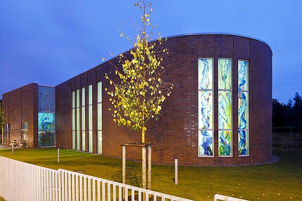 Wärmegedämmte Türen und Verglasungen aus Stahl. Verwendet wurden die Profilsysteme forster unico und forster thermfix vario.
Neuapostolische Kirche in Rostock, Deutschland