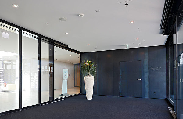 flush mounted fire-resistant steel door and automatic sliding door EI30.
System: forster fuego light
Hotel Säntispark, Switzerland