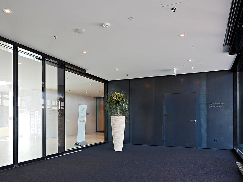 flush mounted fire-resistant steel door and automatic sliding door EI30.
System: forster fuego light
Hotel Säntispark, Switzerland