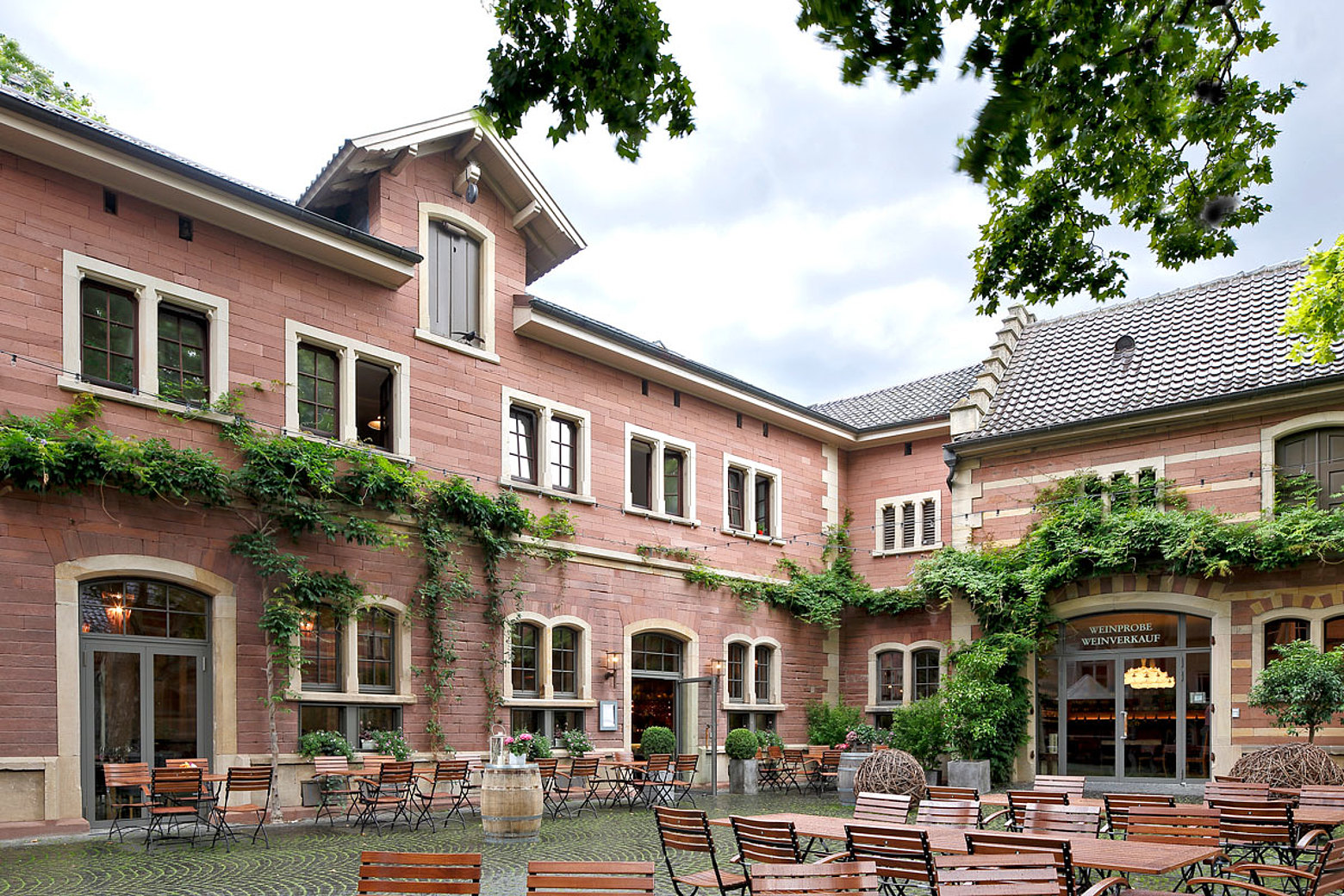 Wärmegedämmte Fenster und Verglasungen, Eingangstüren, teilweise mit Bogen, forster unico
Restaurant Leopold, DE