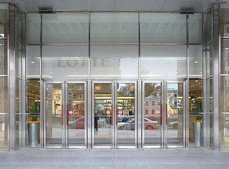 Facciata, porte d'ingresso e porte all interno in acciaio inox
Shopping mall Lotte Plaza, Moskow