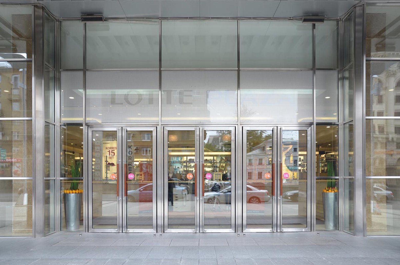 Facciata, porte d'ingresso e porte all interno in acciaio inox
Shopping mall Lotte Plaza, Moskow