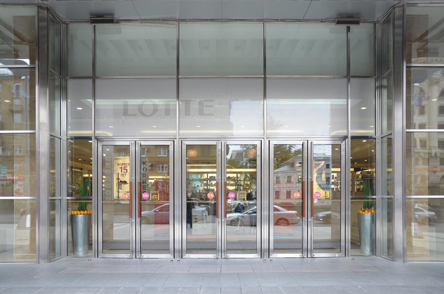 Facade, entrance doors and interior doors in stainless steel
Shopping mall Lotte Plaza, Moskow