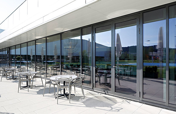 Façade à montants et traverses et portes d'entrée vitrées a rupture thermique en acier. Façade construite en profilés forster thermfix light et les portes en forster unico.
Stade Bergholz, Suisse