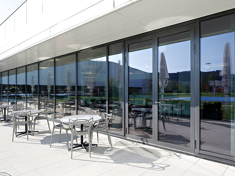 Façade à montants et traverses et portes d'entrée vitrées a rupture thermique en acier. Façade construite en profilés forster thermfix light et les portes en forster unico.
Stade Bergholz, Suisse